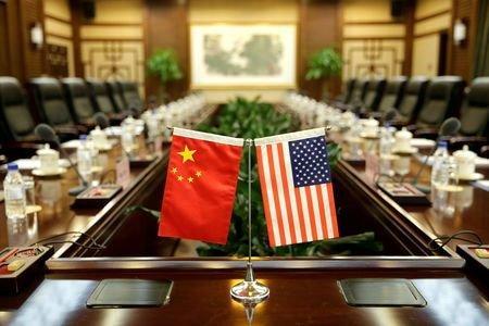 نماینده تجاری چین: با چاقویی که آمریکا روی گردن ما گذاشته مذاکره ممکن نیست