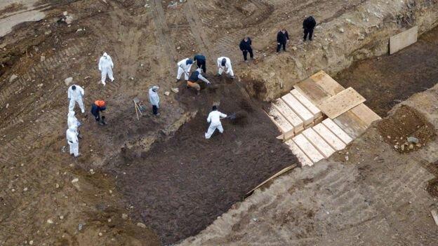 دفن قربانیان کرونا در گورهای دسته جمعی در آمریکا