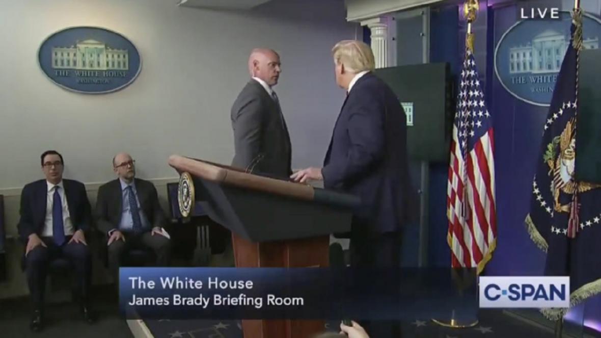قطع نشست خبری ترامپ به دلیل تیراندازی در کاخ سفید
