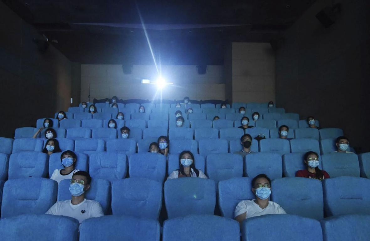 چراغ سینماهای هنگ کنگ روشن می گردد