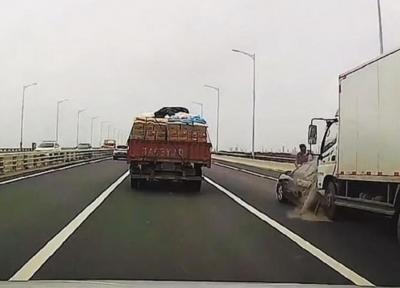 لحظه وحشتناک پرت شدن راننده روی سقف خودرو!